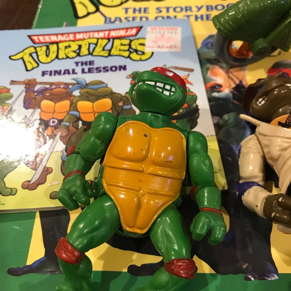 ~~~~~~~~~~~ SOLD__FOUR MOVEABLE NINJA TURTLES/THE NINJA TURTLE MOTORCYCLE/BOOKS - Picture 11 of 16